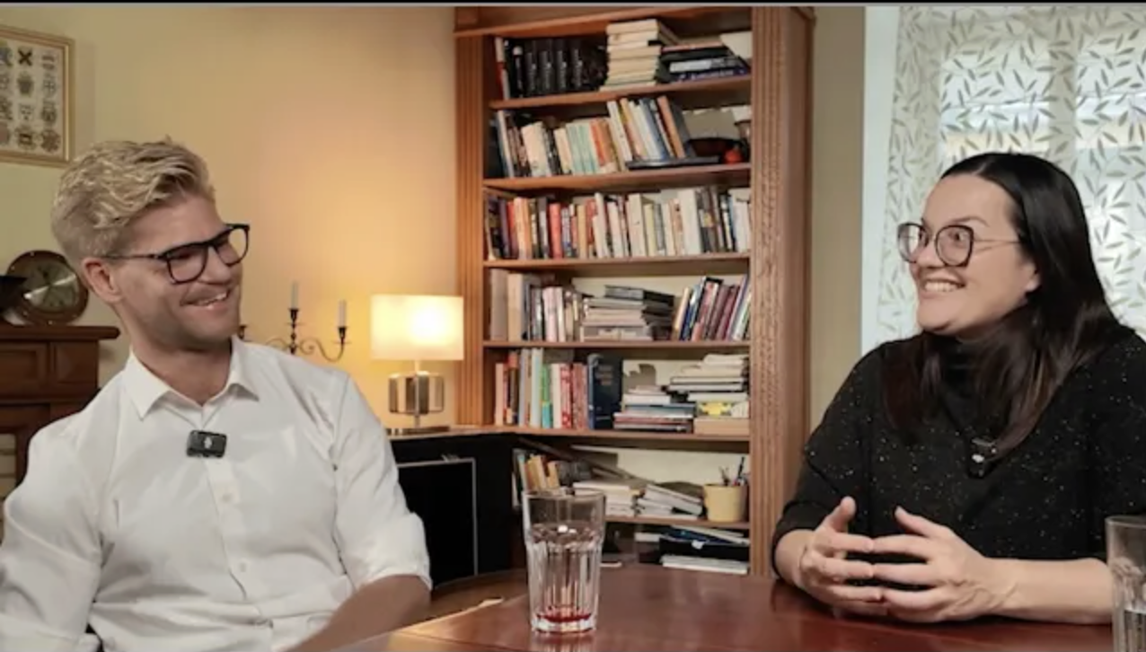 Hannah Brown and host in conversation in a Tallinn home